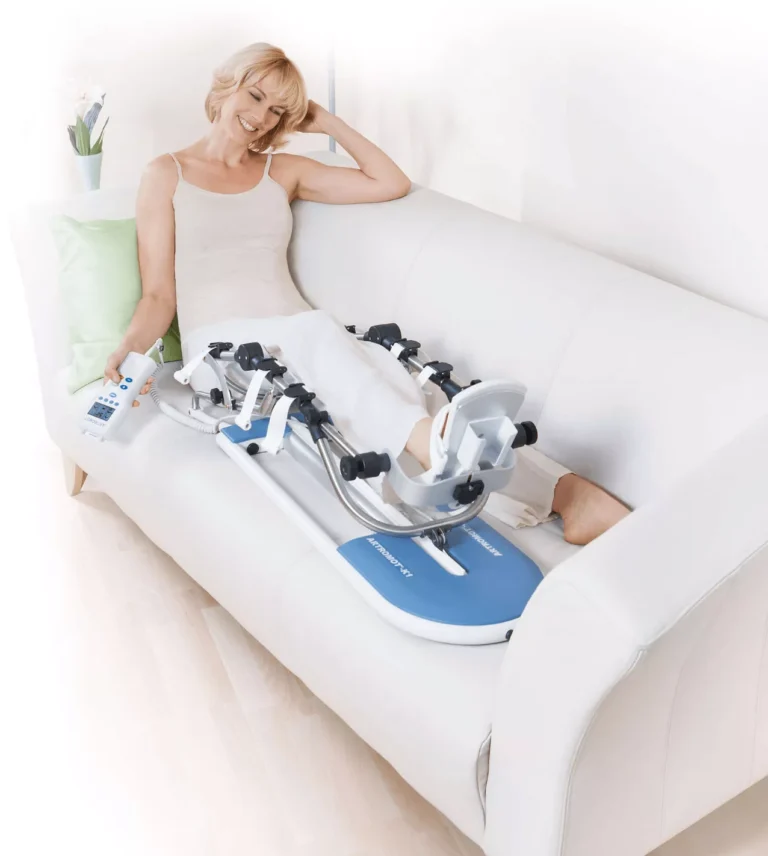 Kobieta korzystająca z szyny CPM Artromot K1 — oferta wynajmu z dostawą do Stalowej Woli